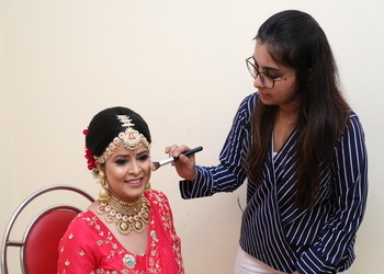 Essa-studio-academy-Makeup-artist-Bandra-mumbai-Maharashtra-2