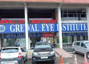 Grewal-eye-institute-Lasik-surgeon-Sector-17-chandigarh-Chandigarh-1