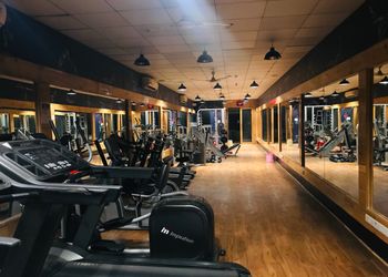 Living-well-health-club-Gym-Athwalines-surat-Gujarat-3