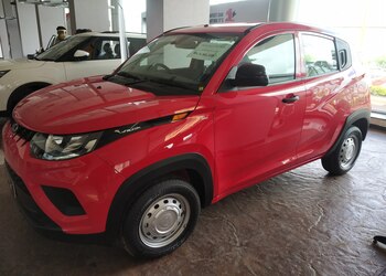 Mahindra-jitendra-motors-Car-dealer-Canada-corner-nashik-Maharashtra-3