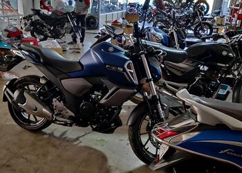 Sri-siri-yamaha-Motorcycle-dealers-Kakinada-Andhra-pradesh-3