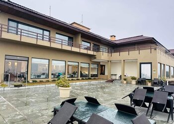 Vivanta-dal-view-5-star-hotels-Srinagar-Jammu-and-kashmir-1